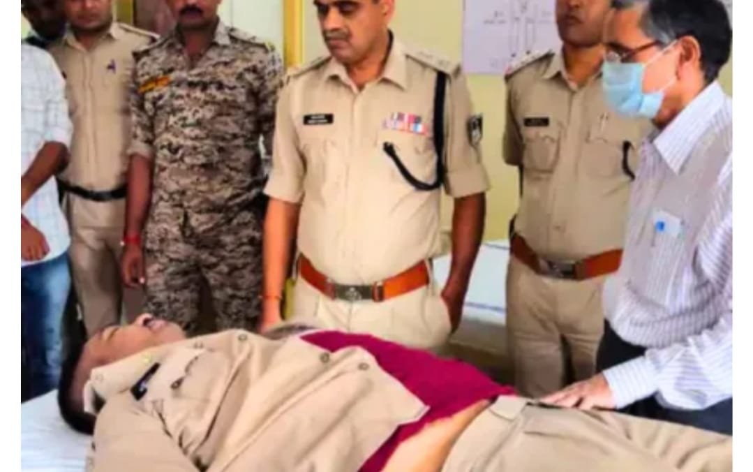 एक्स-रे रूम के बाहर बैठे प्रधान आरक्षक को हार्ट अटैक आया फिर थम गई सांसे