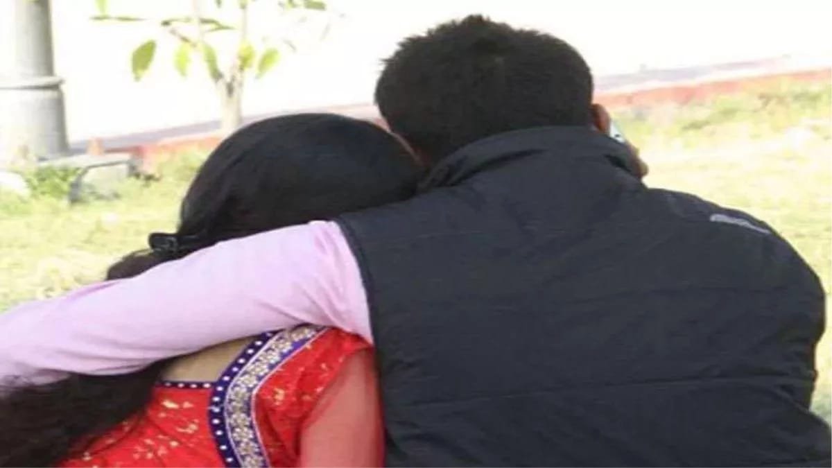 चार बच्चों की मां को चढ़ा इश्क का बुखार